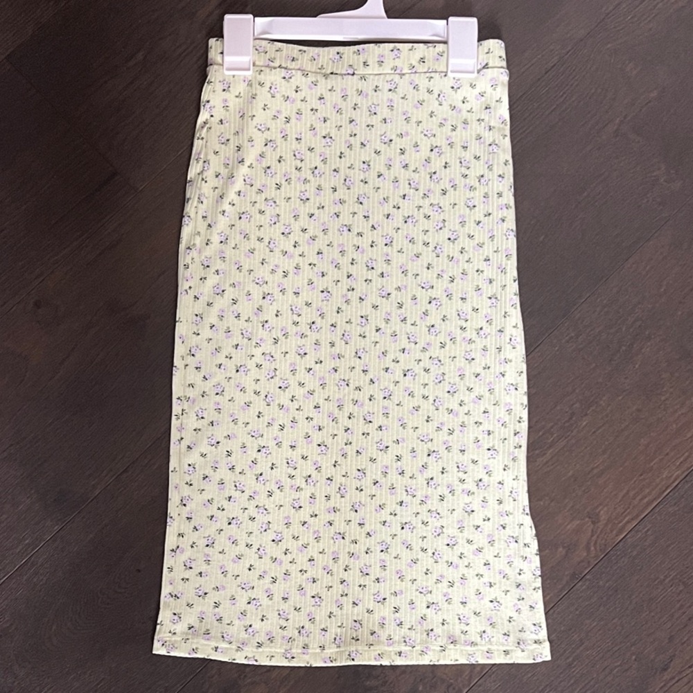 H&M Light Green Floral Pencil Skirt